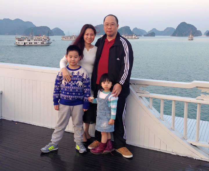 Leur famille heureuse à Halong Bay