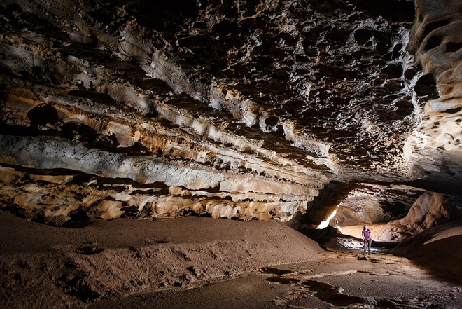 Traces of water flows inside Hoa Huong as the result of its underwater formation.